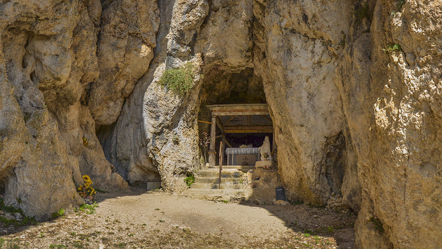 scorcio dell altare della grotta di santa filippa mareri